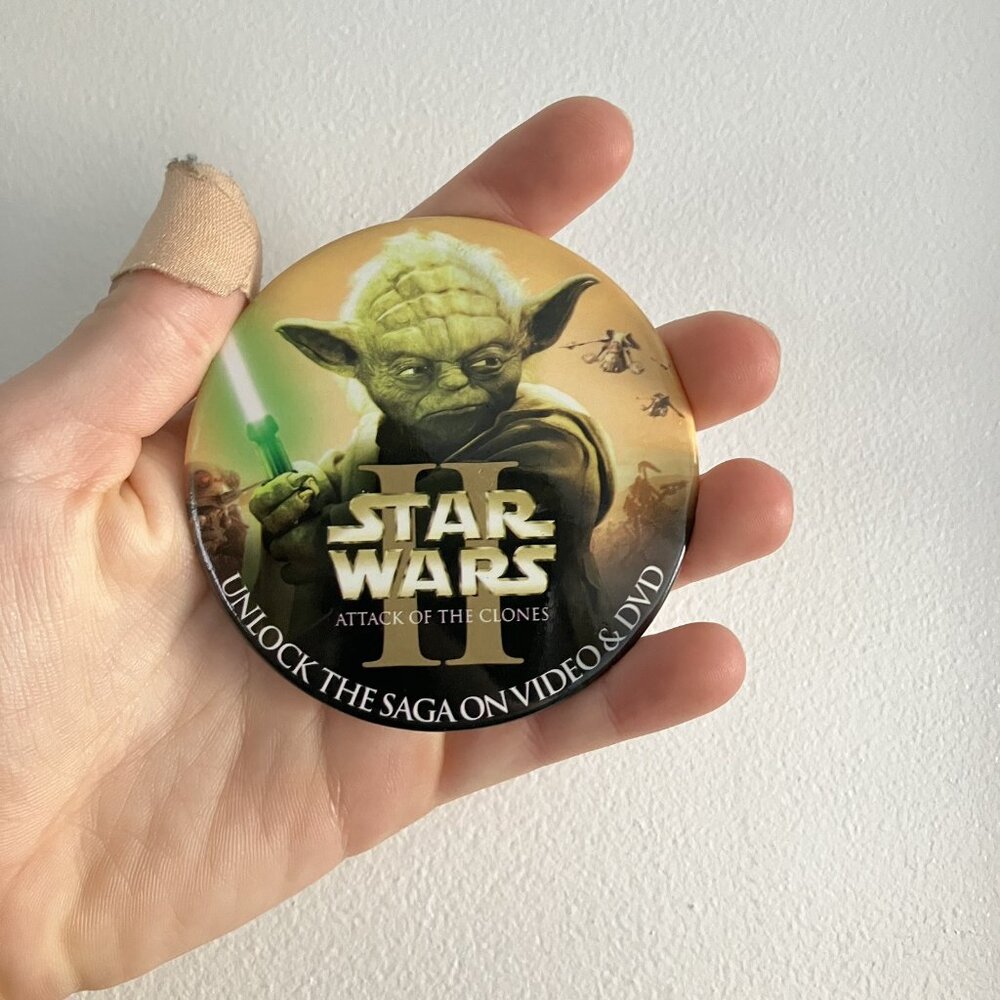 Star Wars 2 Attack Of The Clones Promo Pin‎ Button Broach Yoda Light Saber